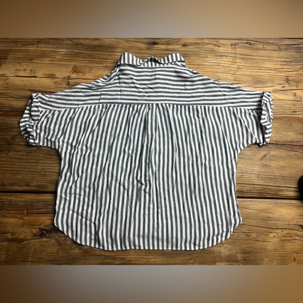 Short sleeve collar button up - Picture 2 of 5